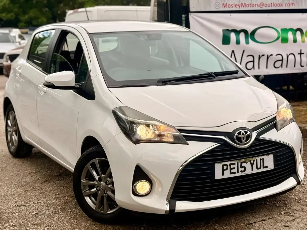 Used Toyota Yaris 69 HP (50 kW) 2015 White Hatchback