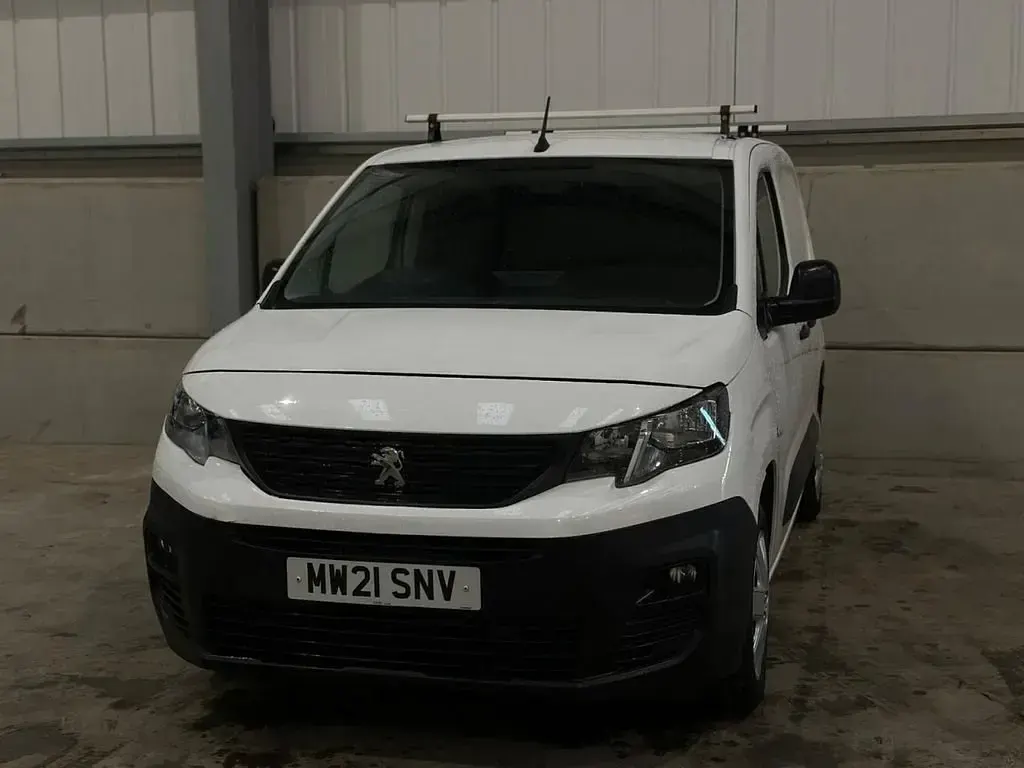 Używany Peugeot Partner 100 KM (73 kW) 2021 Biały Minivan