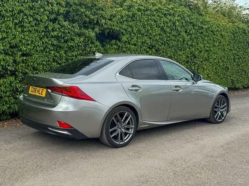 Usado Lexus IS300h Sport Line 223 CV (164 kW) 2018 Plateado Berlina