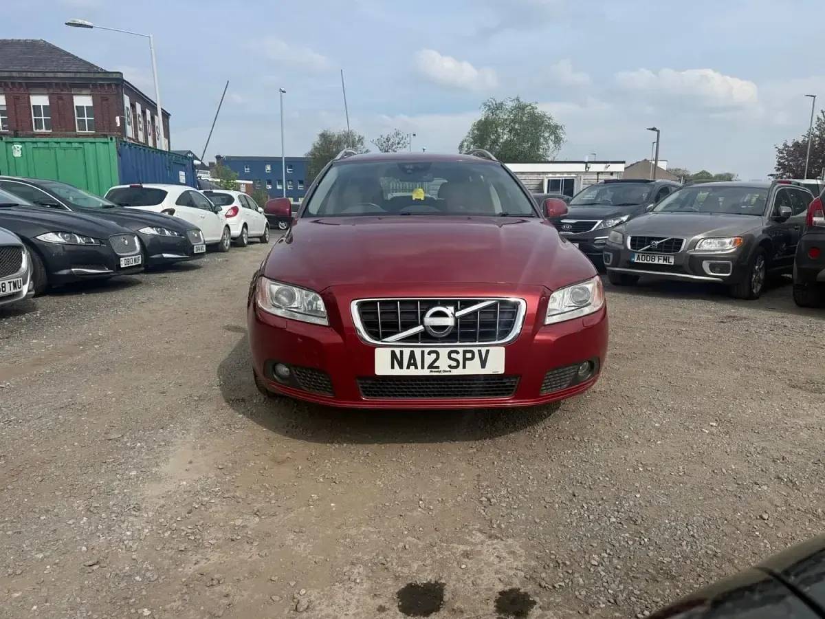 Używany Volvo V70 SE Lux 115 KM (84 kW) 2012 Czerwony Kombi