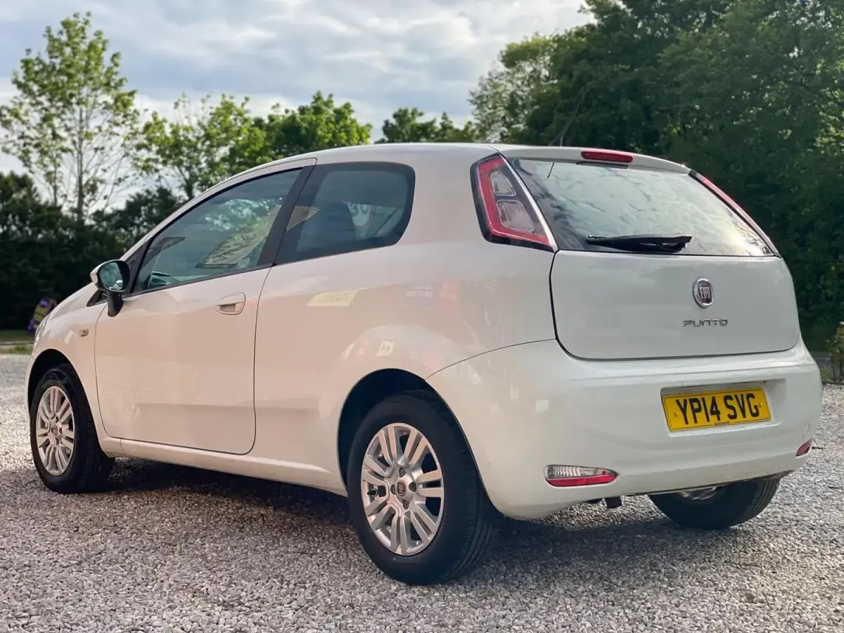 Używany Fiat Punto Pop 69 KM (50 kW) 2014 Biały Hatchback