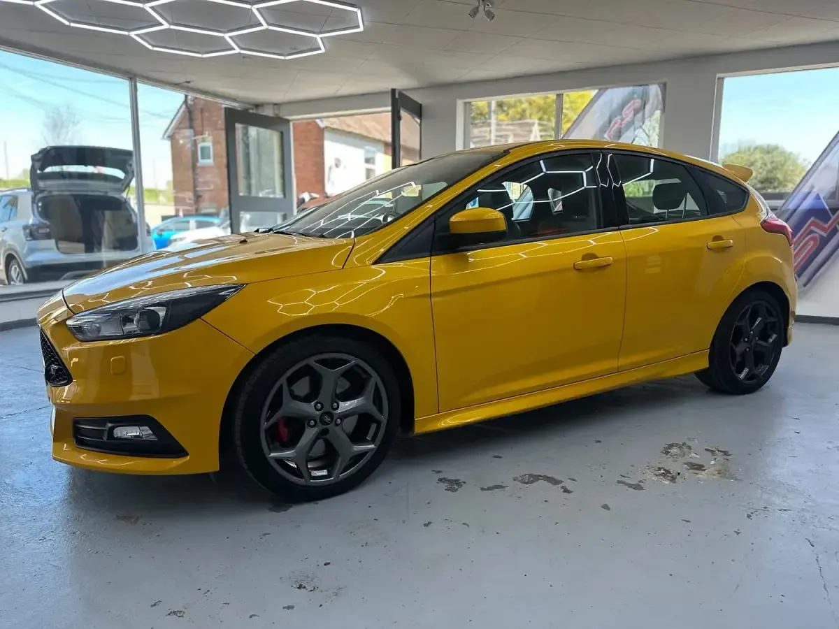 Used Ford Focus ST 250 HP (183 kW) 2017 Yellow Hatchback