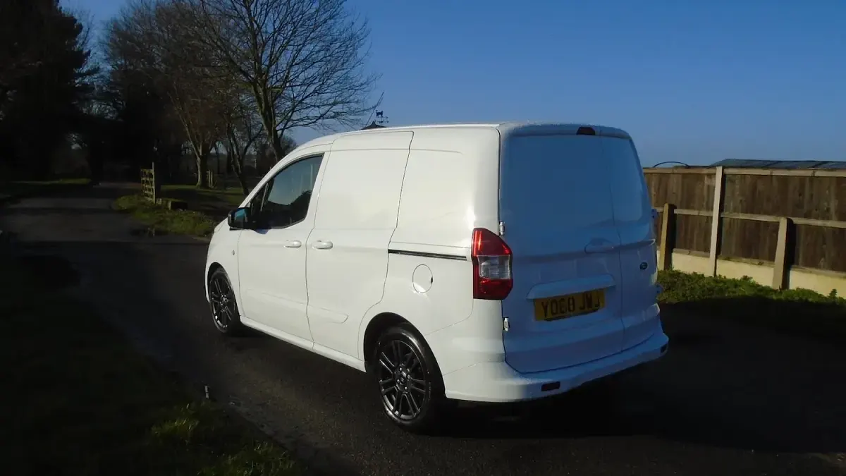 Used Ford Transit Courier Sport 100 HP (73 kW) 2018 White Van