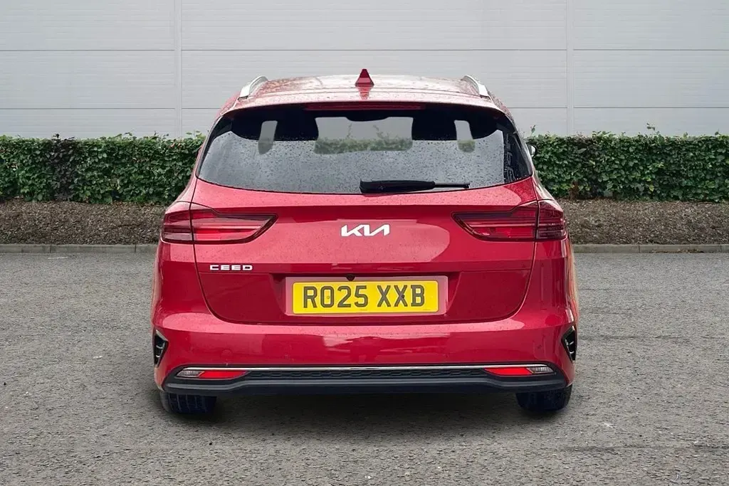 Używany Kia Ceed 138 KM (101 kW) 2025 Czerwony Hatchback