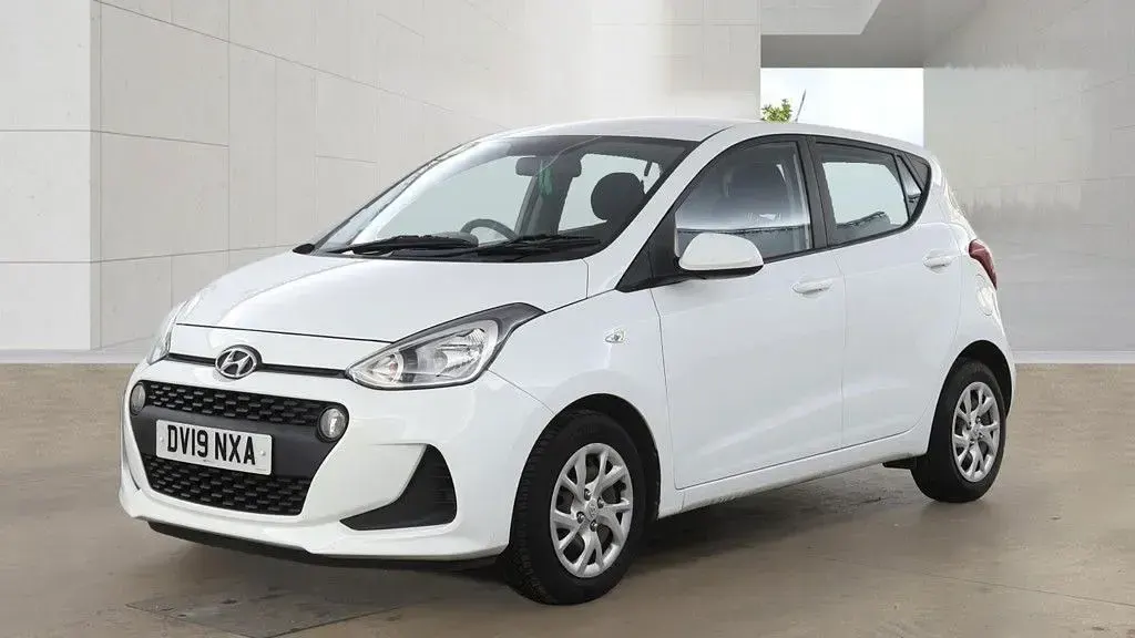Used Hyundai i10 SE 67 HP (49 kW) 2019 White Hatchback