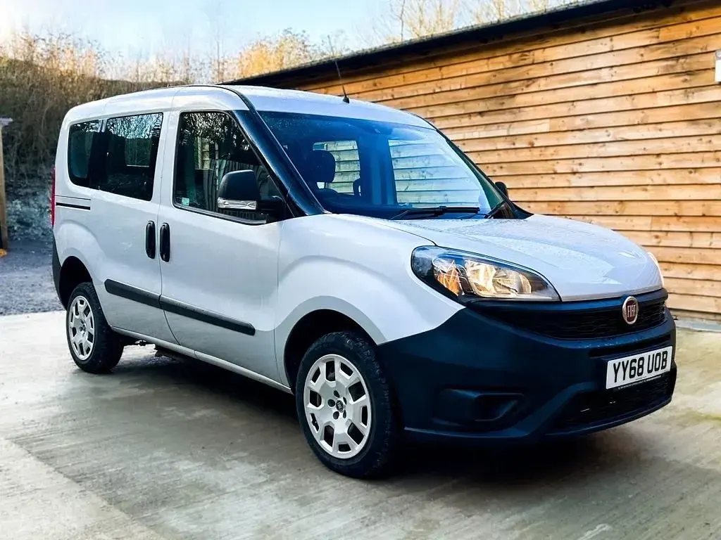 Używany Fiat Doblò Pop 95 KM (69 kW) 2019 Szary Minivan