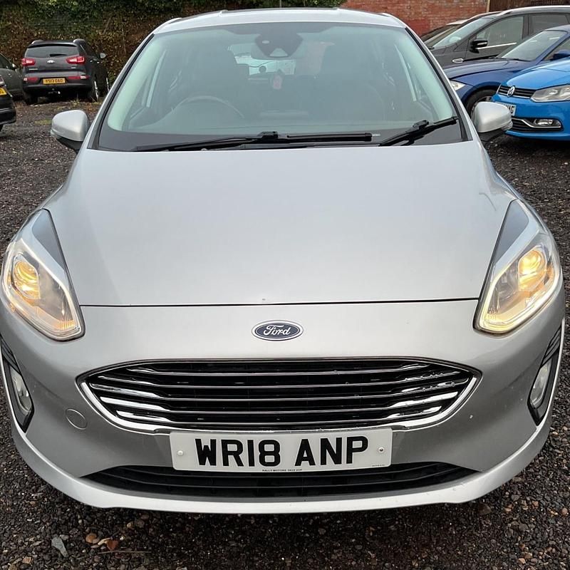 Used Ford Fiesta Zetec 70 HP (51 kW) 2018 Silver Hatchback
