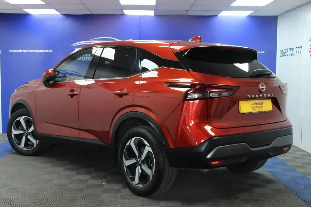 Used Nissan Qashqai N-Connecta 140 HP (102 kW) 2022 Red SUV