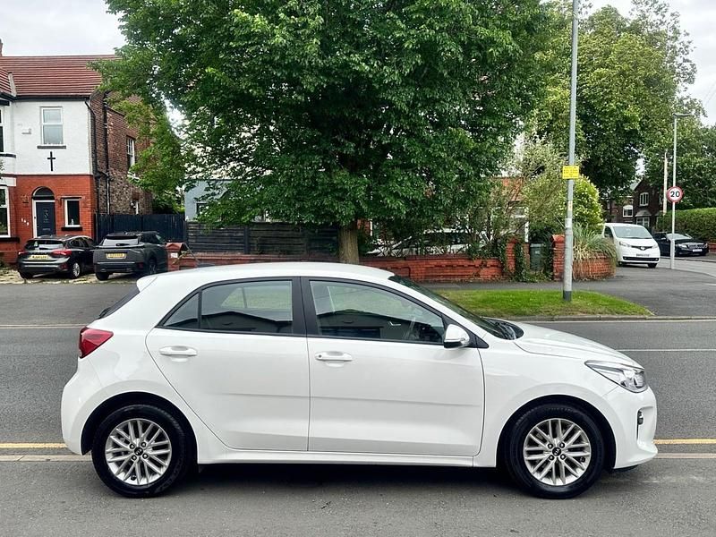 Used Kia Rio 2017 White Hatchback