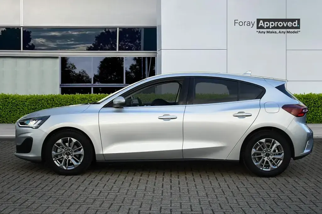 Begagnad Ford Focus Titanium 2024 Silver Halvkombi