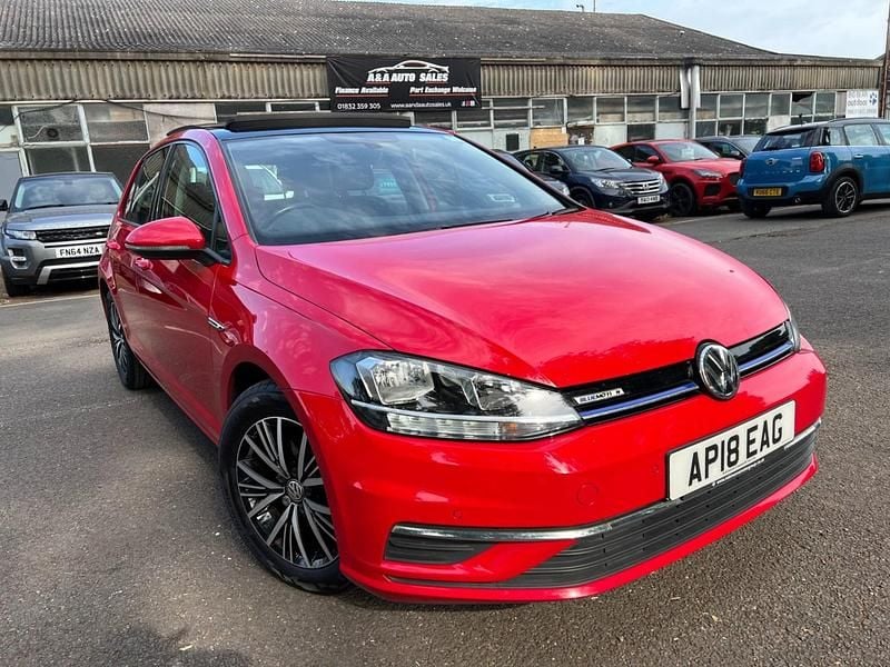 Red Used 2018 VW Golf VII SE Hatchback | £7,995 (Fair price) - Image 1/4