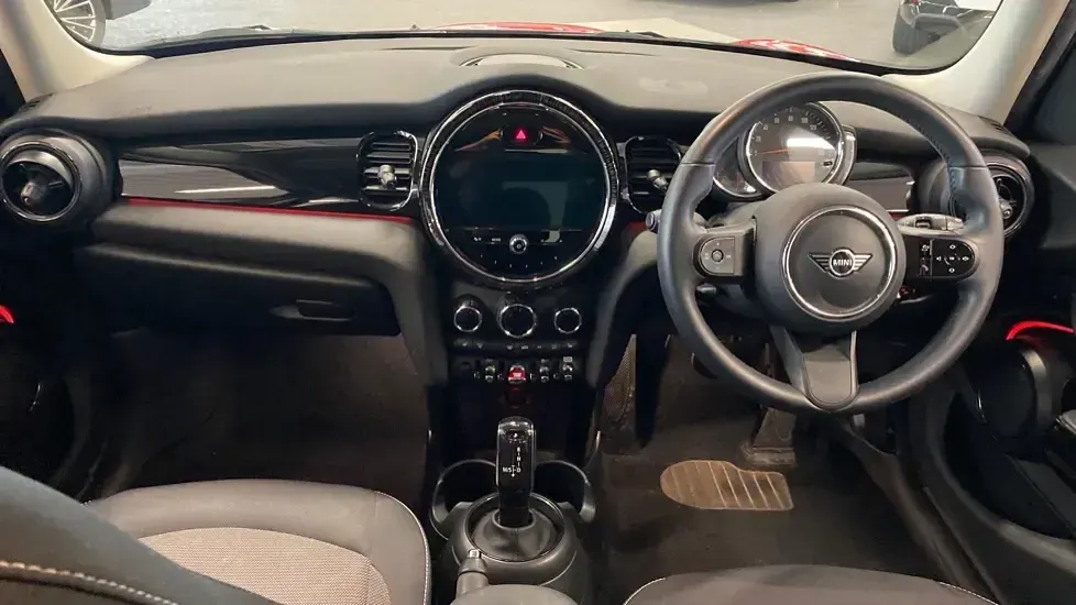 Usado Mini Cooper Classic 134 HP (98 kW) 2023 Vermelho Citadino