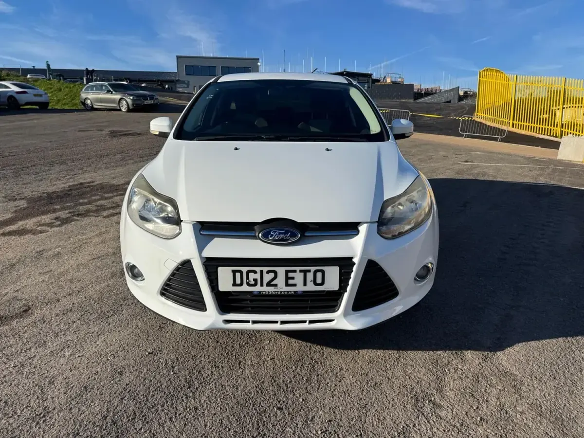 Used Ford Focus Zetec 125 HP (91 kW) 2012 White Hatchback
