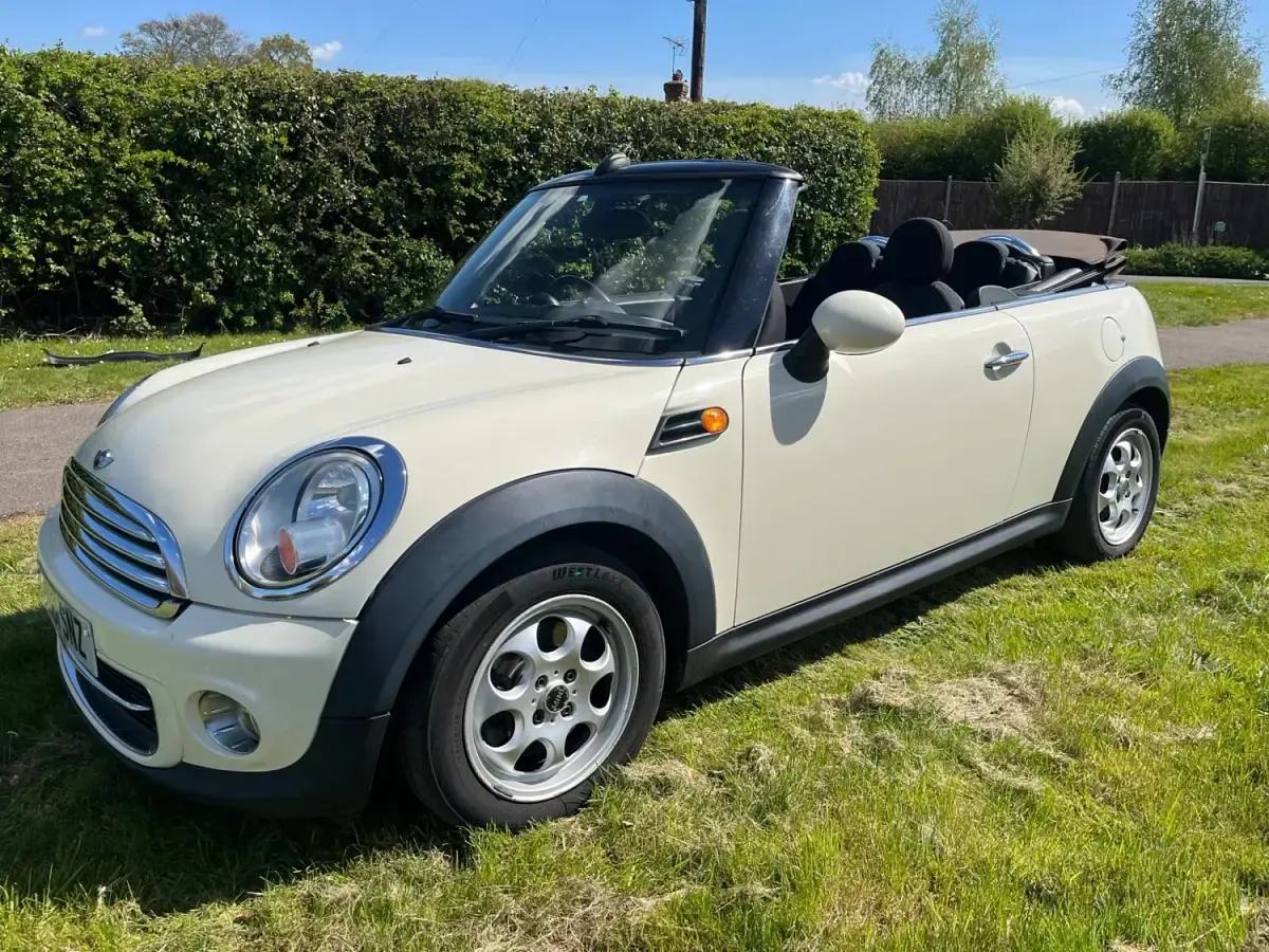 Begagnad Mini Cooper Cabriolet 2011 Vit Cab