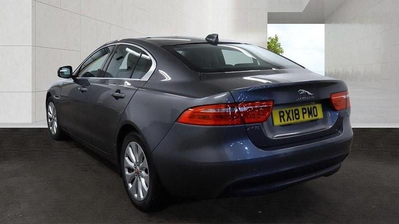 Usado Jaguar XE Prestige 163 HP (119 kW) 2018 Cinzento Sedan