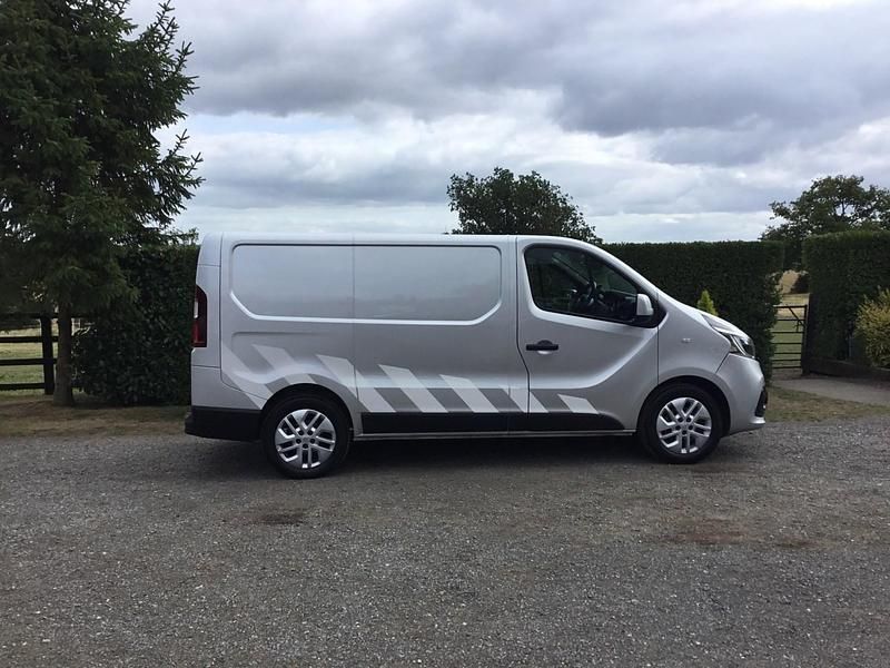 Begagnad Renault Trafic 2021 Silver Minibuss