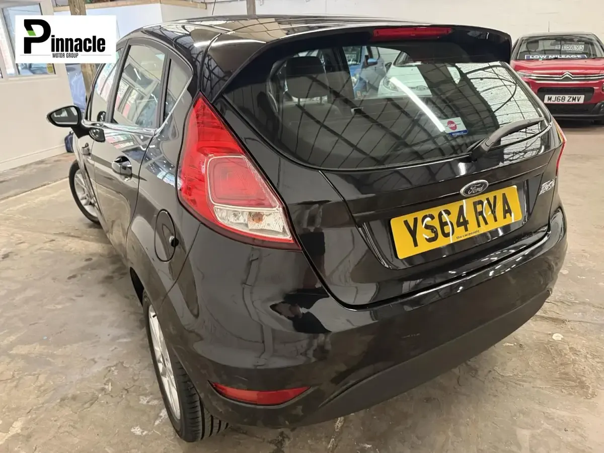Usado Ford Fiesta Zetec 75 CV (55 kW) 2015 Negro Utilitario