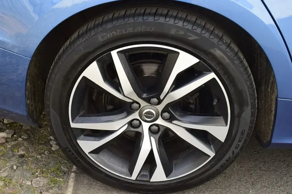 Used Volvo V60 R-Design 150 HP (110 kW) 2019 Blue Estate