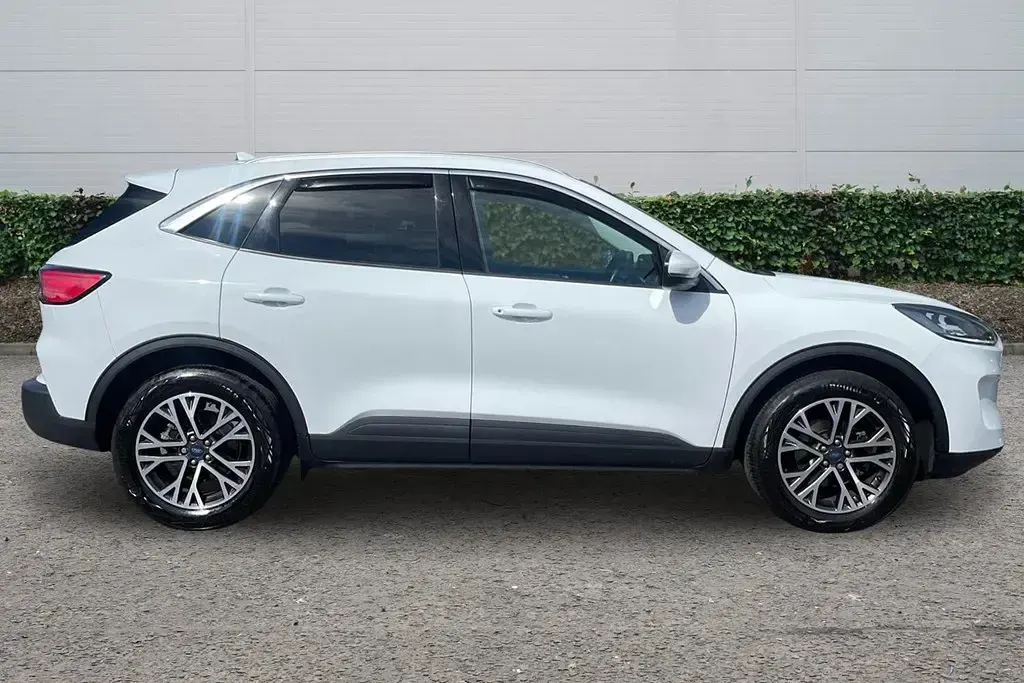 Używany Ford Kuga Titanium 150 KM (110 kW) 2023 Biały SUV
