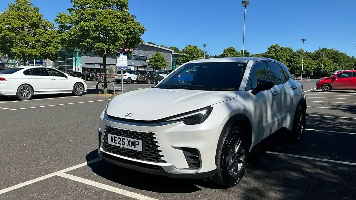 Used Lexus LBX 136 HP (100 kW) 2025 White SUV