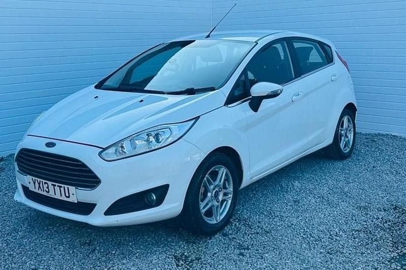 Used Ford Fiesta Zetec 82 HP (60 kW) 2013 White Hatchback