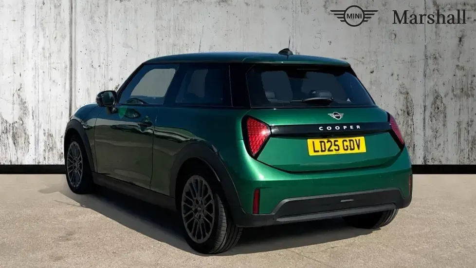 Usado Mini Cooper Exclusive 114 kW (156 CV) 2025 Verde Utilitario