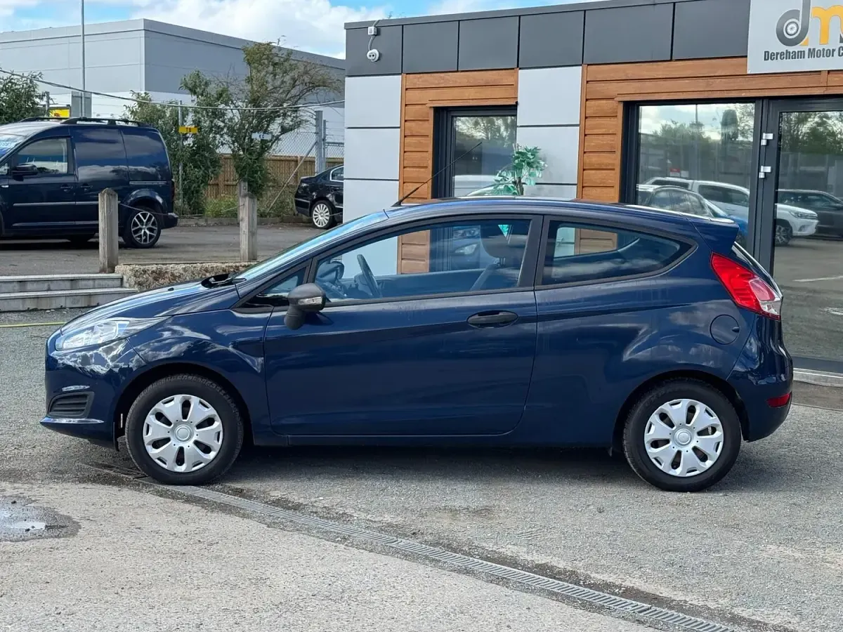 Usado Ford Fiesta Studio 82 HP (60 kW) 2014 Azul Citadino