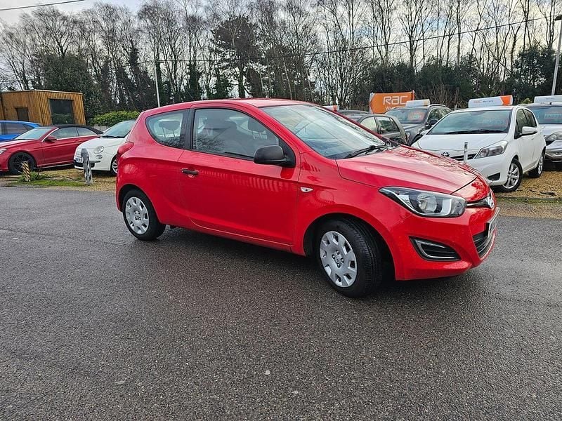 Used Hyundai i20 Classic 84 HP (61 kW) 2012 Red Hatchback