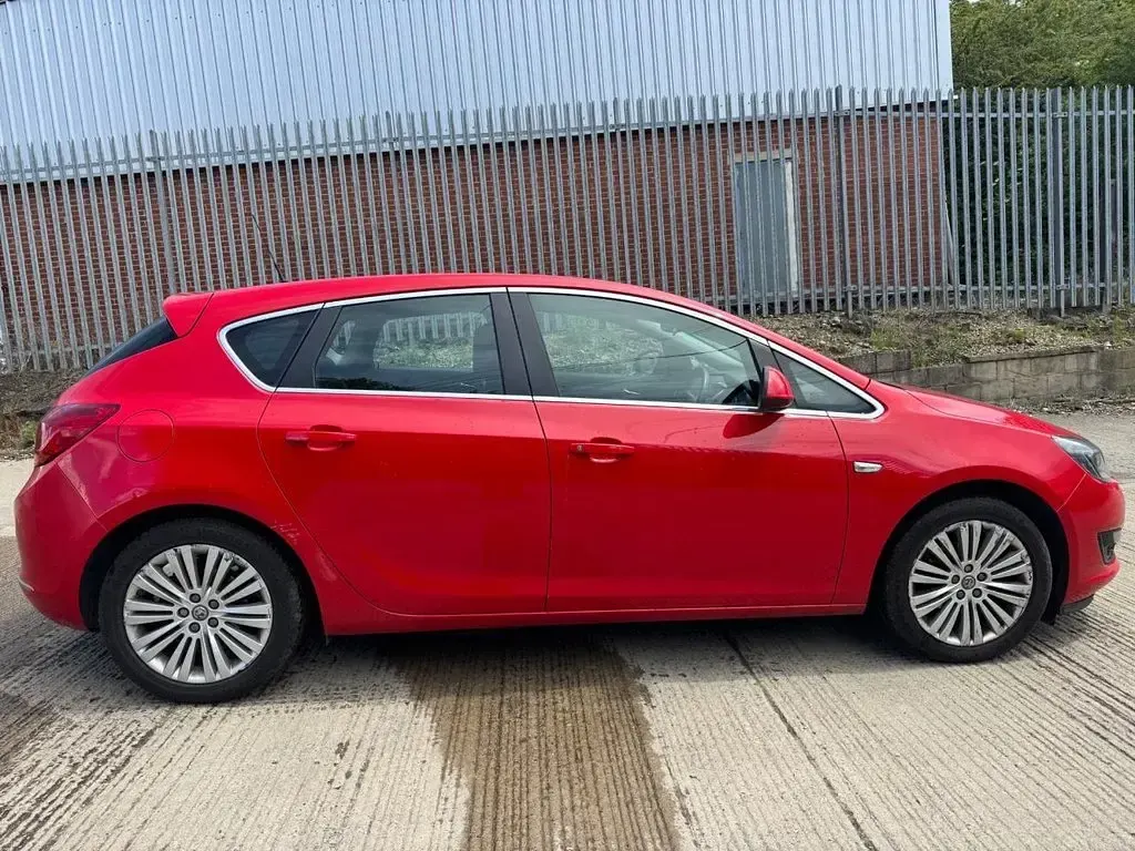 Used Vauxhall Astra Excite 100 HP (73 kW) 2015 Red Hatchback