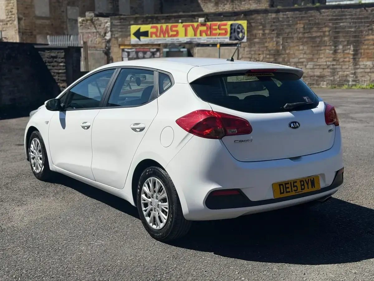 Used Kia Ceed 2015 White Hatchback