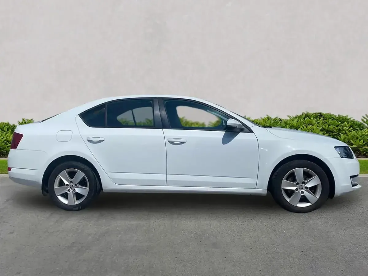 Used Skoda Octavia SE 140 HP (102 kW) 2015 White Estate