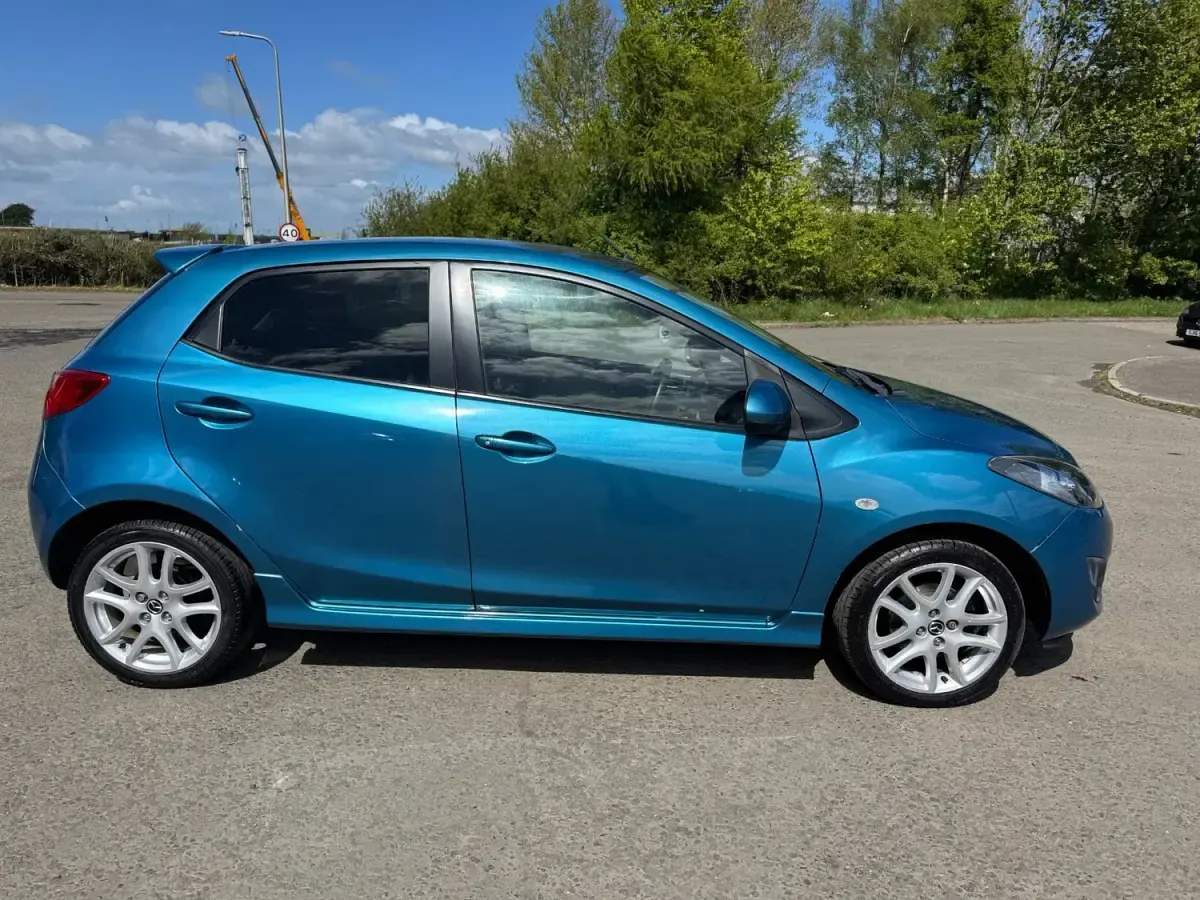 Używany Mazda 2 84 KM (61 kW) 2013 Niebieski Hatchback
