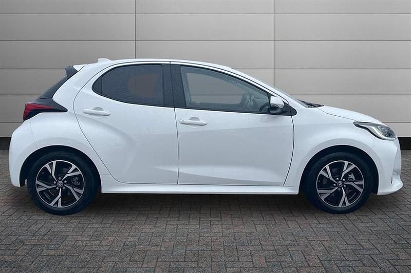 Used Toyota Yaris Hybrid Design 116 HP (85 kW) 2025 White Hatchback