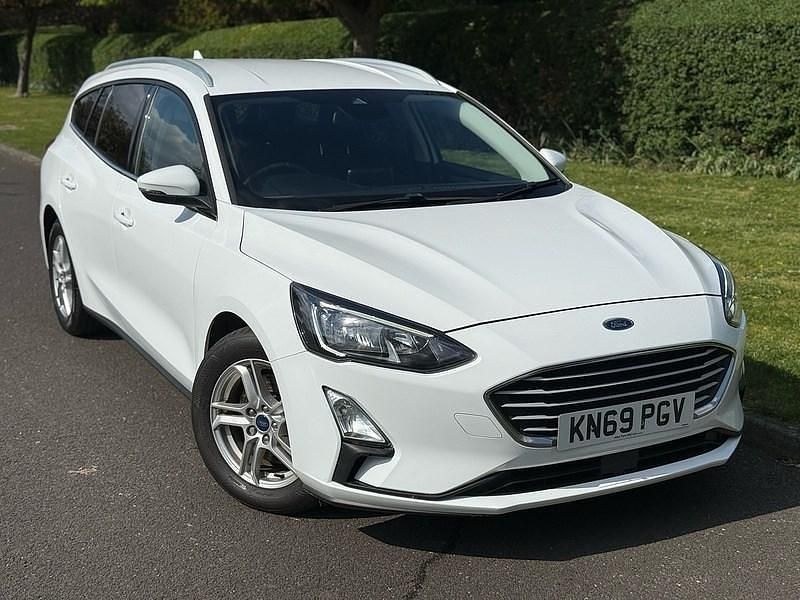 Used Ford Focus Zetec 120 HP (88 kW) 2019 White Estate