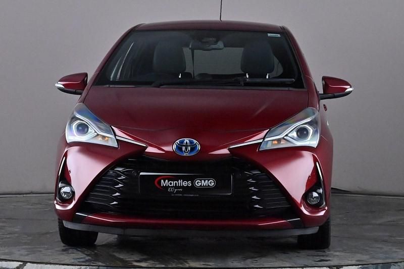 Used Toyota Yaris 100 HP (73 kW) 2019 Red Hatchback