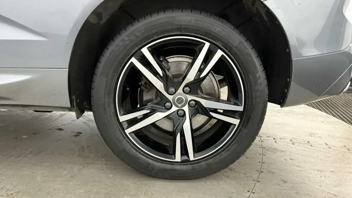 Used Volvo XC60 R-Design 197 HP (144 kW) 2021 Grey SUV
