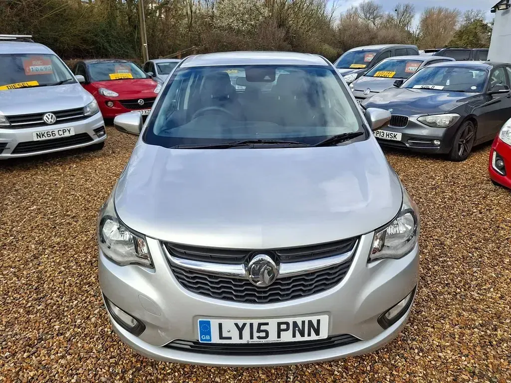 Usado Vauxhall Viva 75 HP (55 kW) 2015 Prateado Citadino