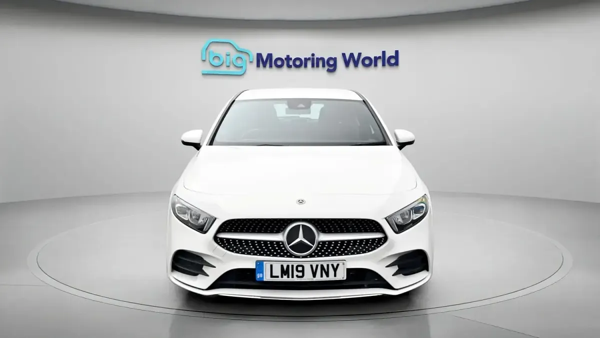 Used Mercedes A180 AMG line 136 HP (100 kW) 2019 White Hatchback