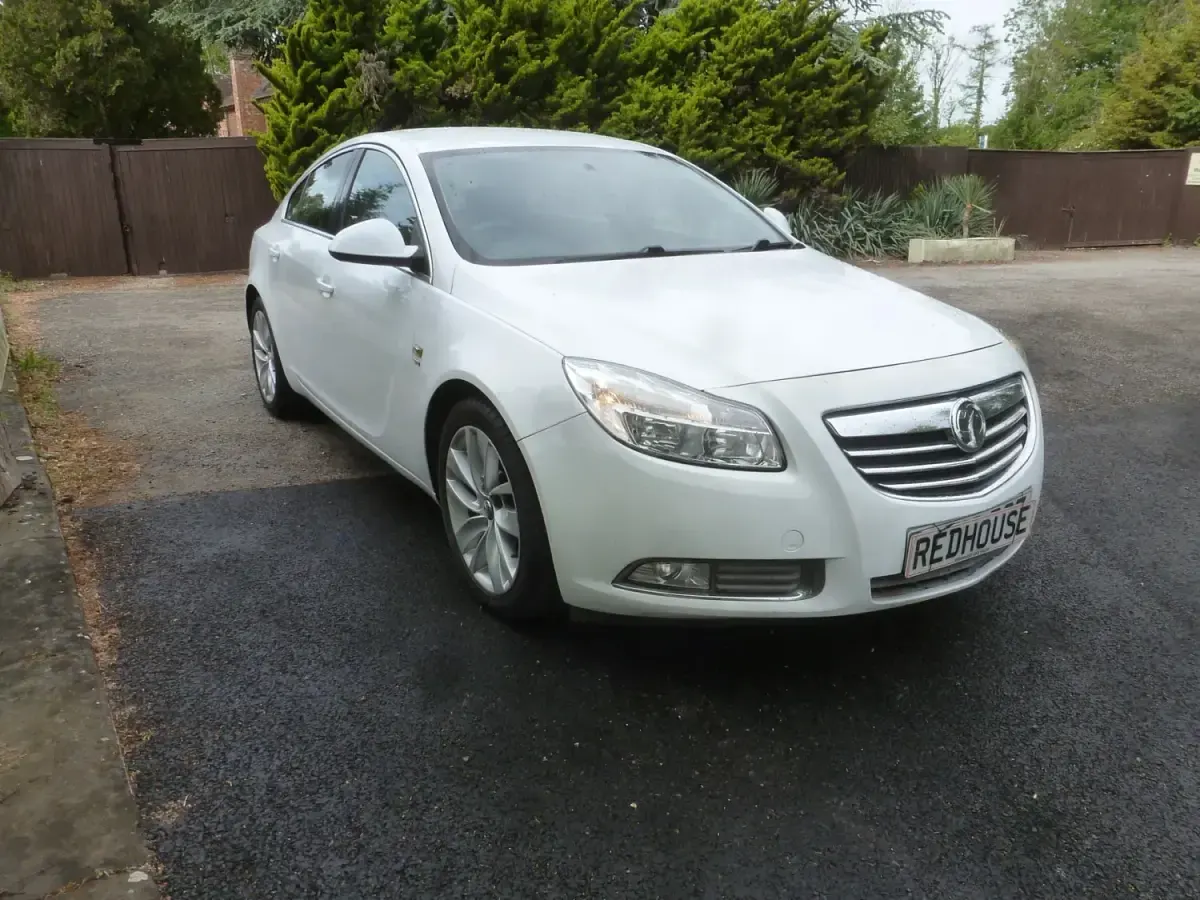 Begagnad Vauxhall Insignia SRi 160 HK (117 kW) 2013 Vit Halvkombi