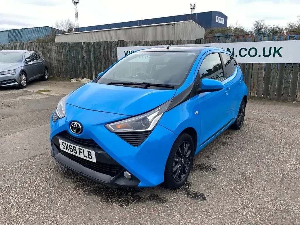 Used Toyota Aygo x-press 72 HP (52 kW) 2018 Blue Hatchback