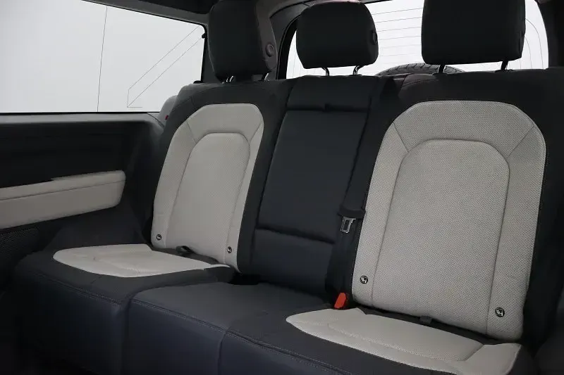 Usado Land Rover Defender HSE Dynamic 246 HP (180 kW) 2024 Cinzento SUV