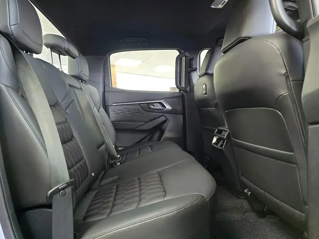 New Isuzu D-Max 163 HP (119 kW) 2025 Silver Pickup