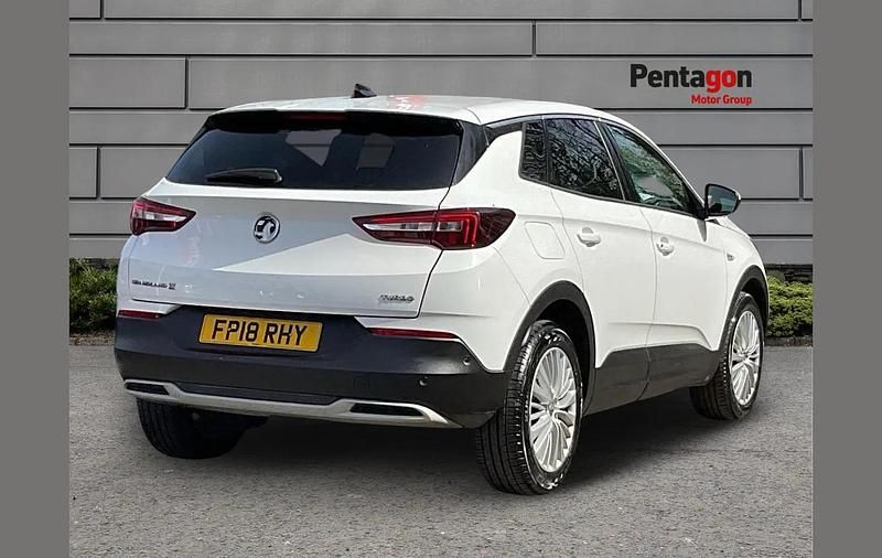 Used Vauxhall Grandland X Sport 128 HP (94 kW) 2018 White SUV