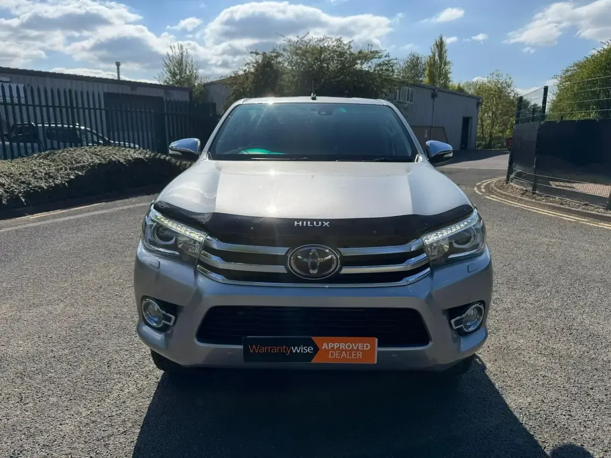 Käytetty Toyota HiLux 150 HP (110 kW) 2017 Hopea Nouto