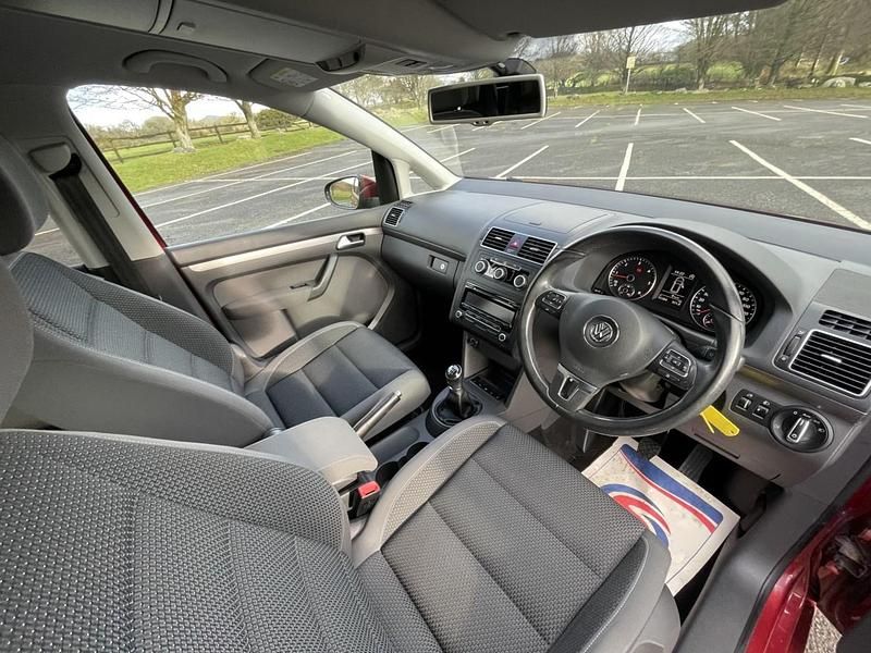 Used VW Touran SE 190 HP (139 kW) 2015 Red MPV
