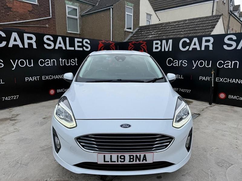Used Ford Fiesta Zetec 70 HP (51 kW) 2019 White Hatchback