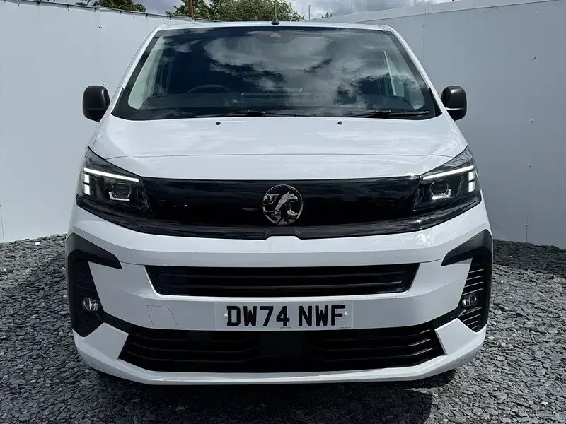 Used Vauxhall Vivaro 145 HP (106 kW) 2025 White MPV