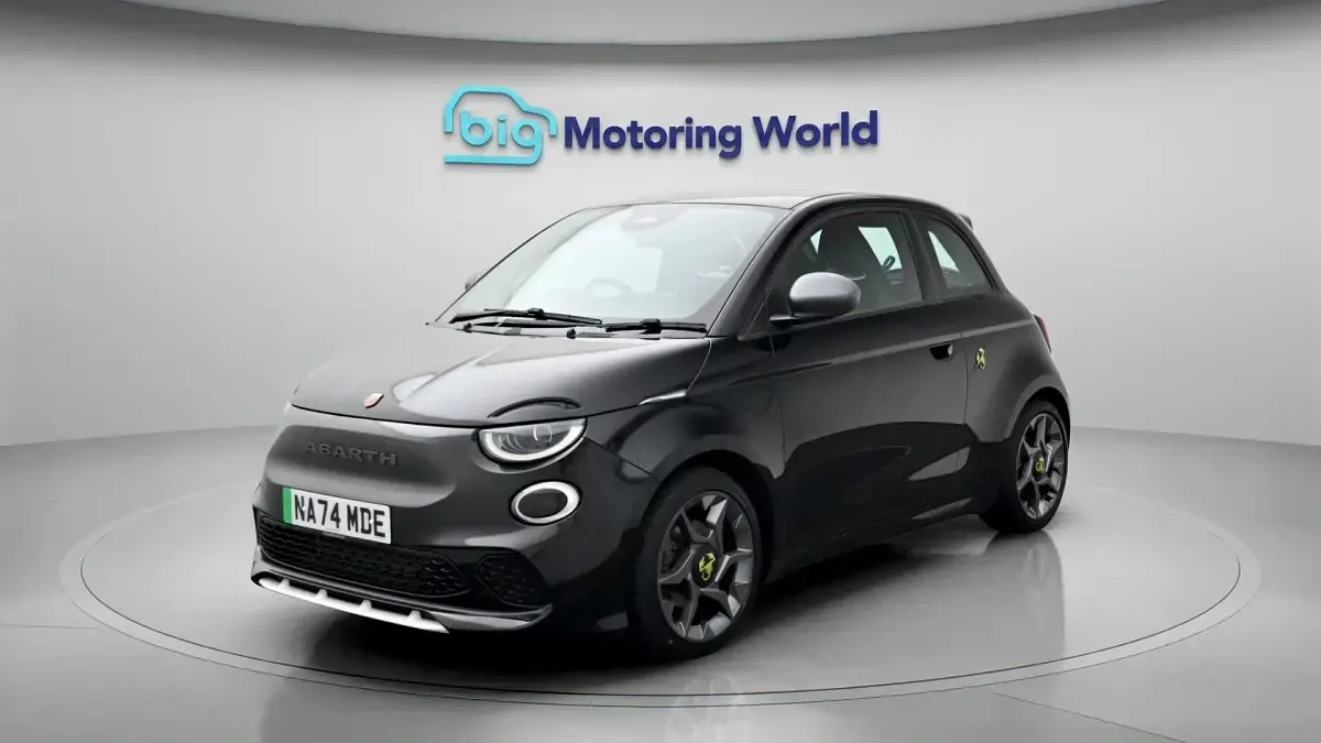 Begagnad Abarth 500e 114 kW (155 HK) 2024 Svart Halvkombi