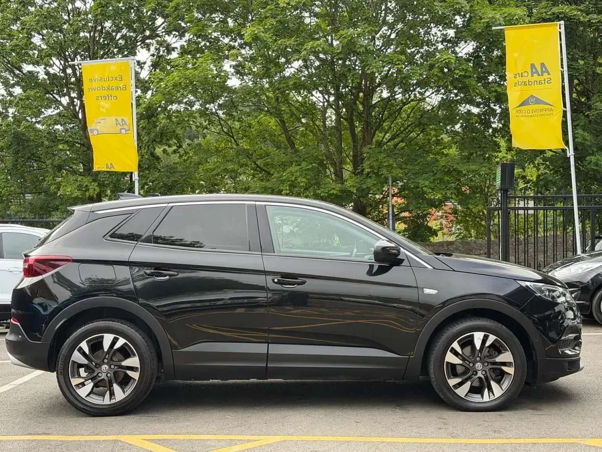 Used Vauxhall Grandland X Sport 120 HP (88 kW) 2018 Black SUV