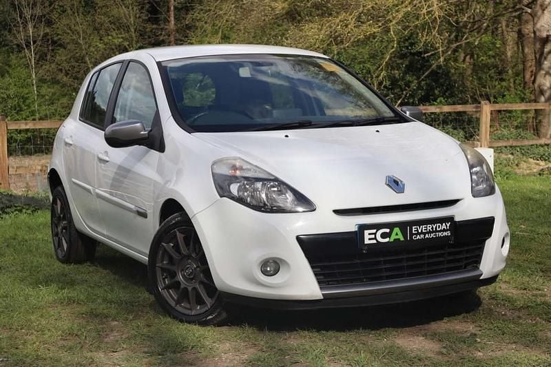 Used Renault Clio IV Dynamique 88 HP (64 kW) 2013 White Hatchback